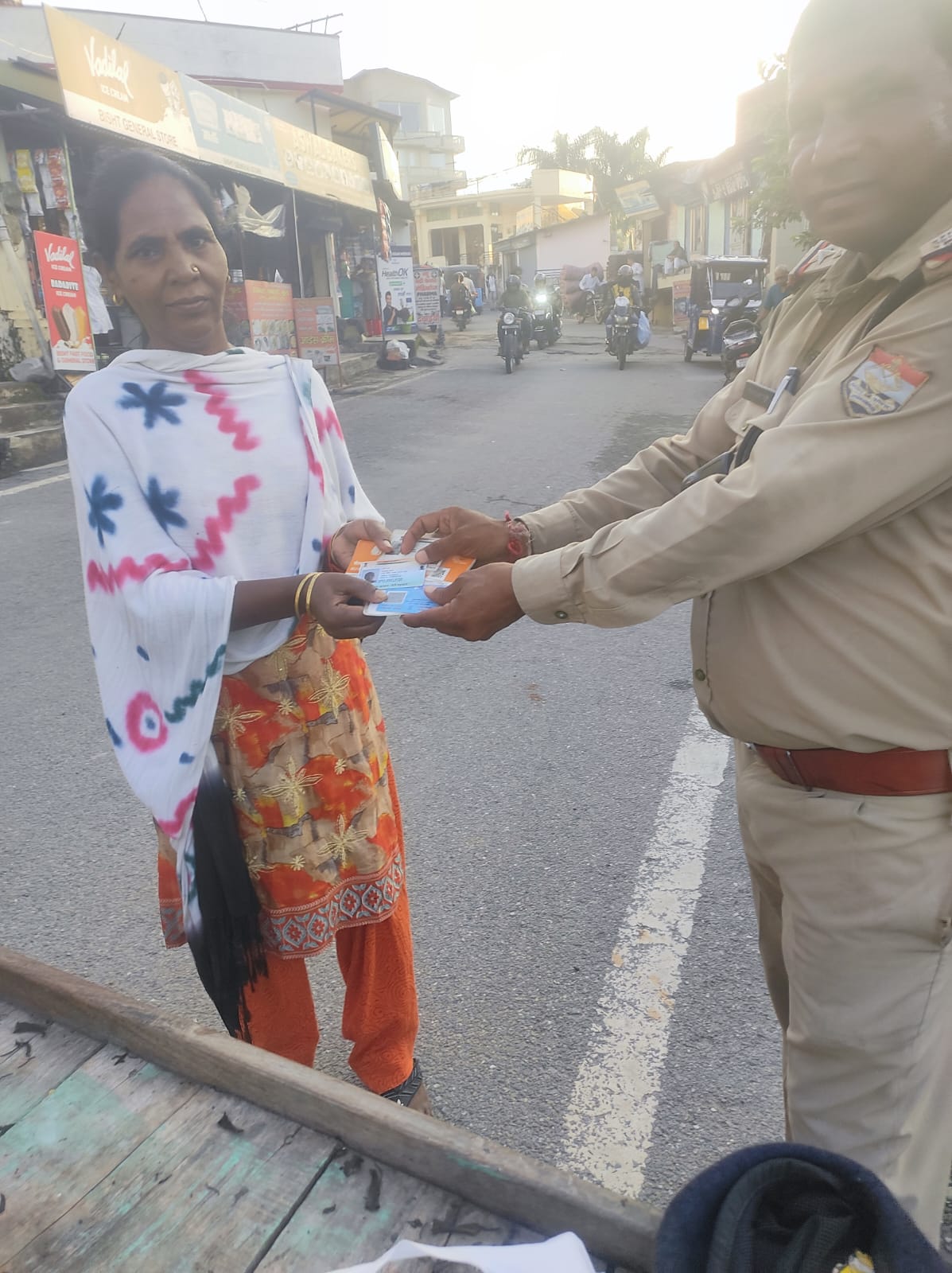 ईमानदारी की मिसाल बने एएसआई विजय प्रसाद रतूड़ी, महिला को लौटाए खोए दस्तावेज
