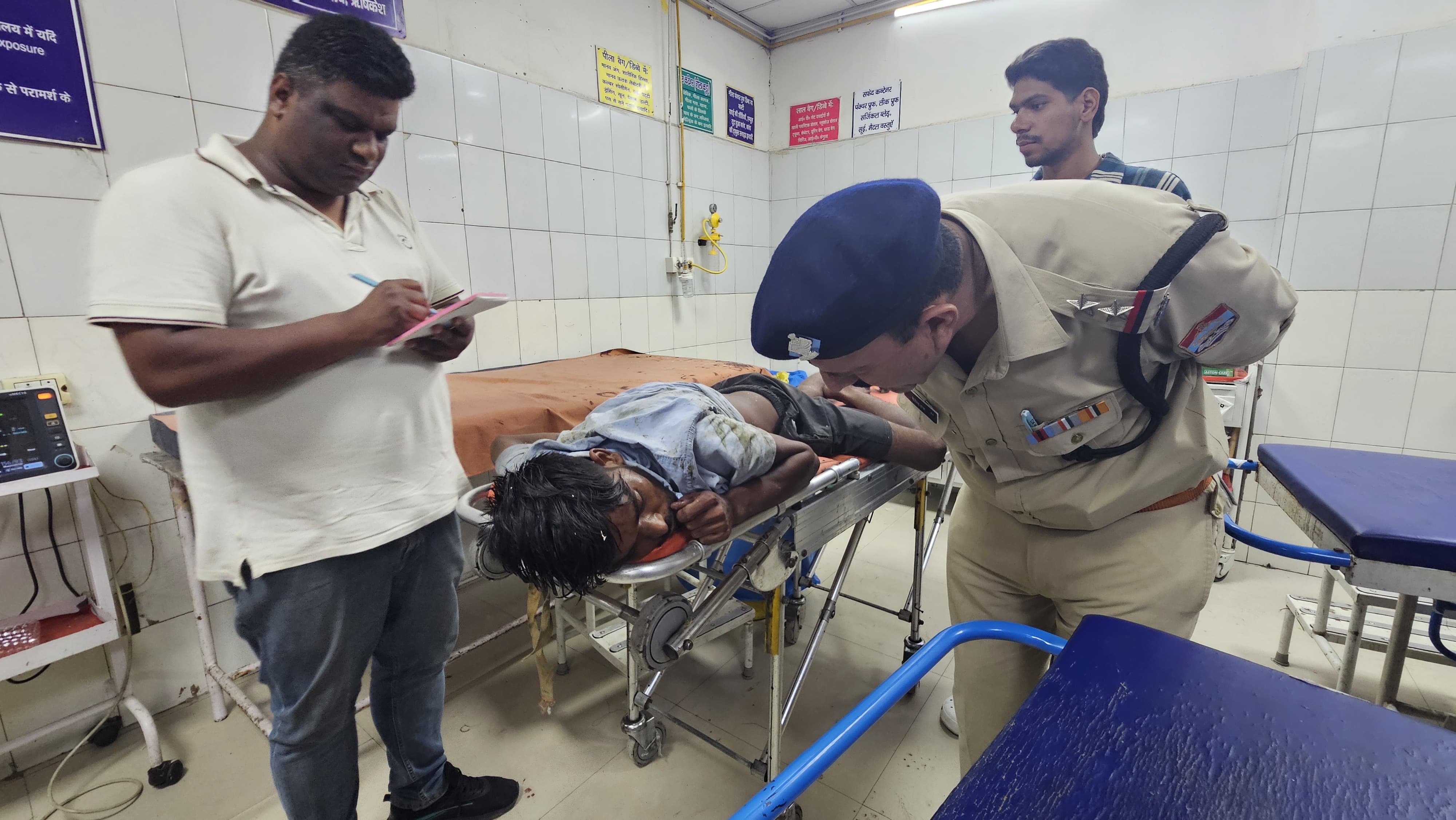 खाई में गिरे युवक को एसडीआरएफ, ऋषिकेश पुलिस फायर टीम ने रेस्क्यू कर बचाया