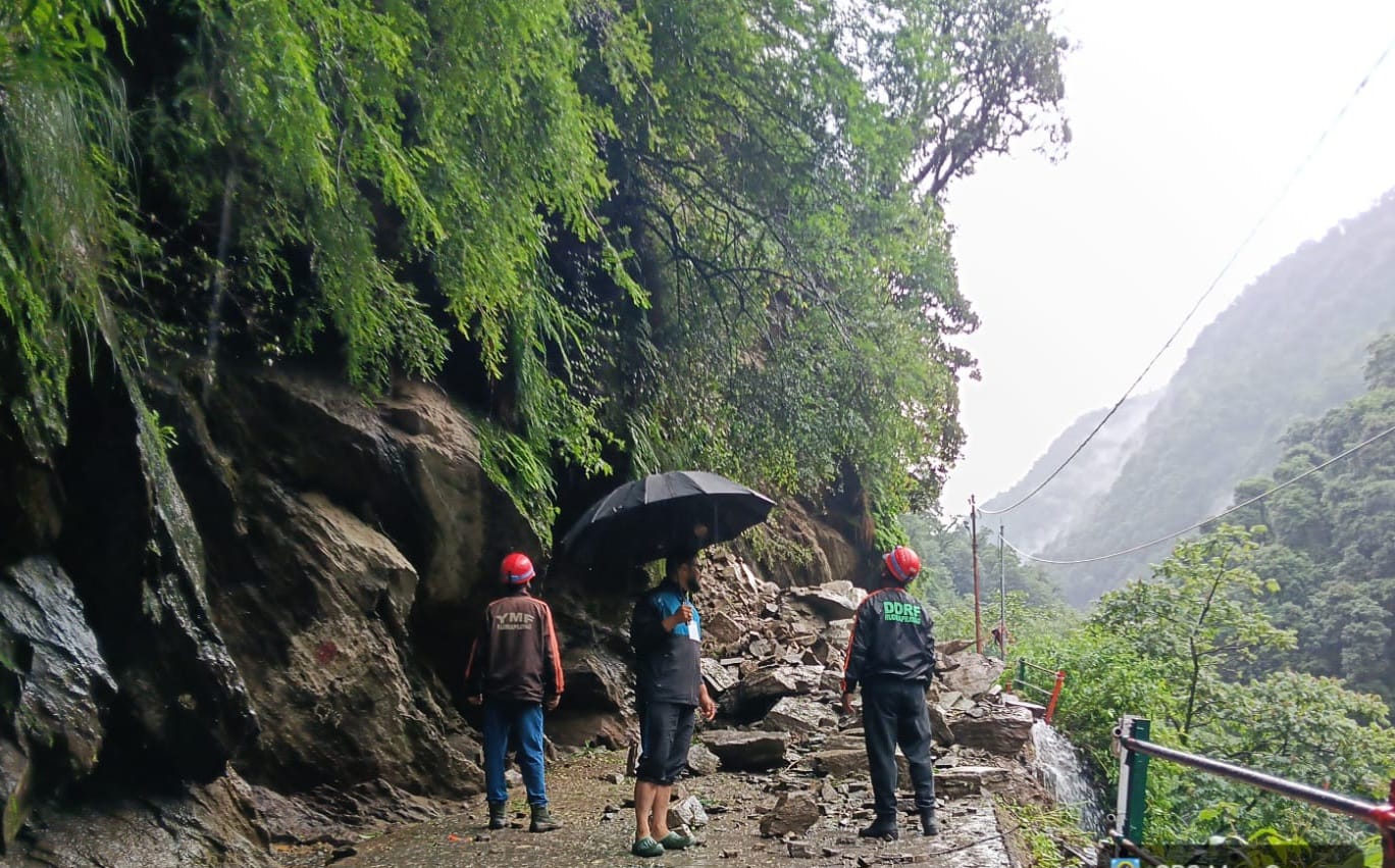 केदारनाथ पैदल मार्ग पर भूस्खलन, बोल्डर गिरने से यात्रा बाधित*