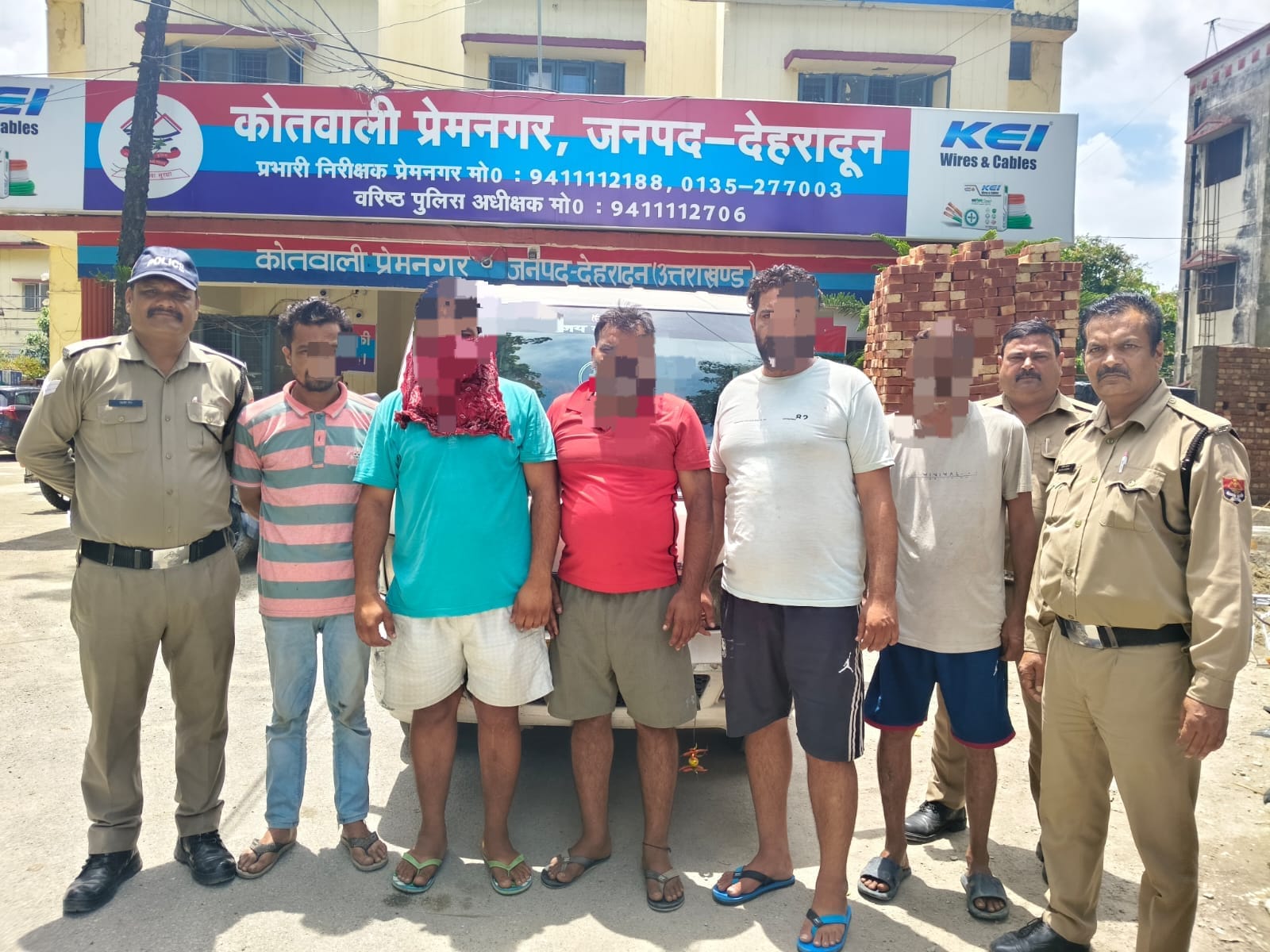 सार्वजनिक सस्थान पर हुड़दंग,मारपीट करते 5 गिरफ्तार