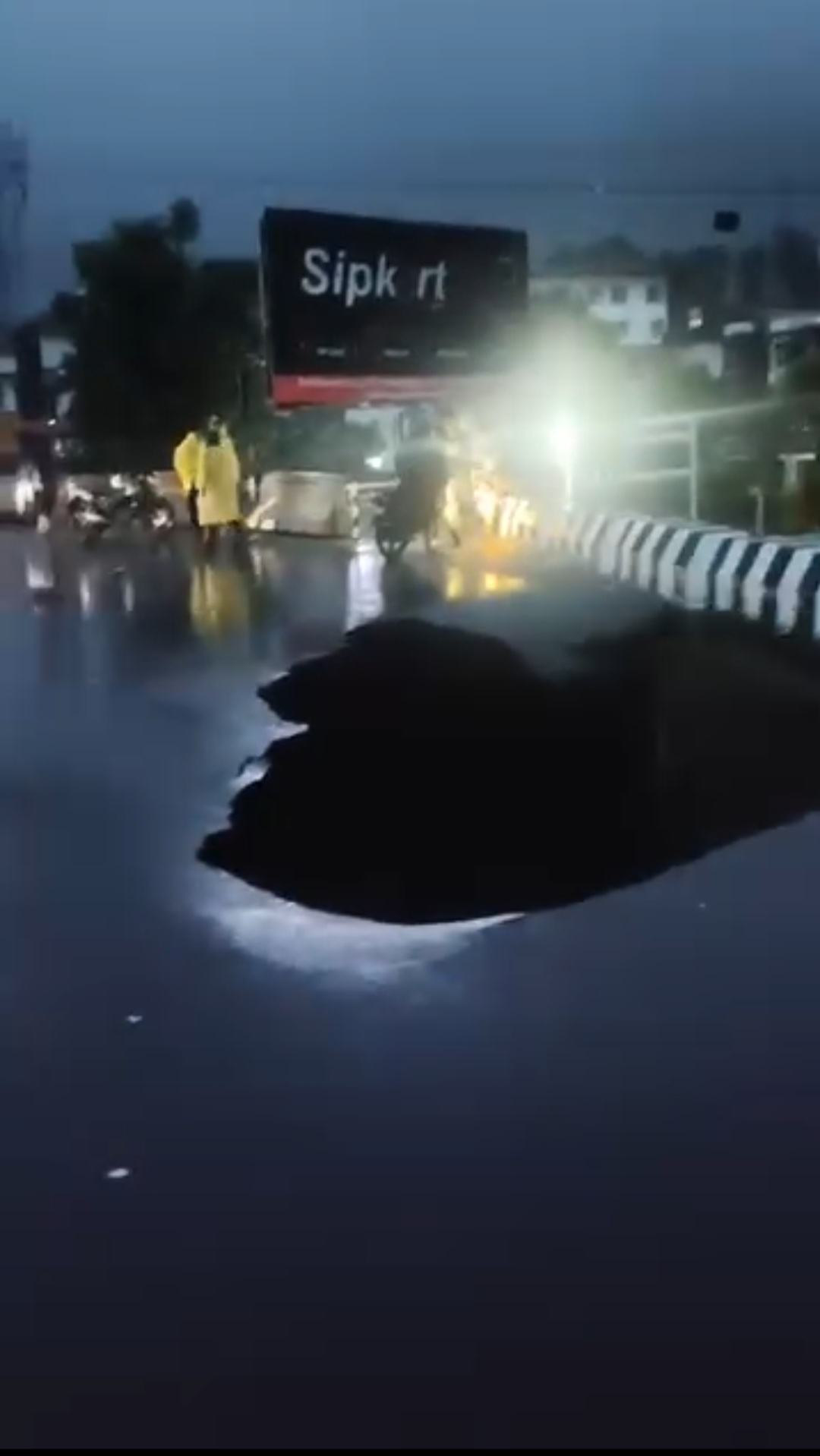 देहरादून में लगातार बारिश के बीच टोंस नदी पर बना नया पुल क्षतिग्रस्त, यातायात प्रभावित
