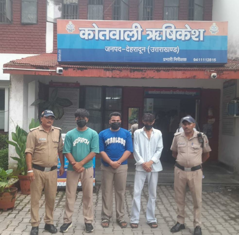 दुकान कब्जाने को लेकर मारपीट व हंगामा करने वाले 3 युवक गिरफ्तार