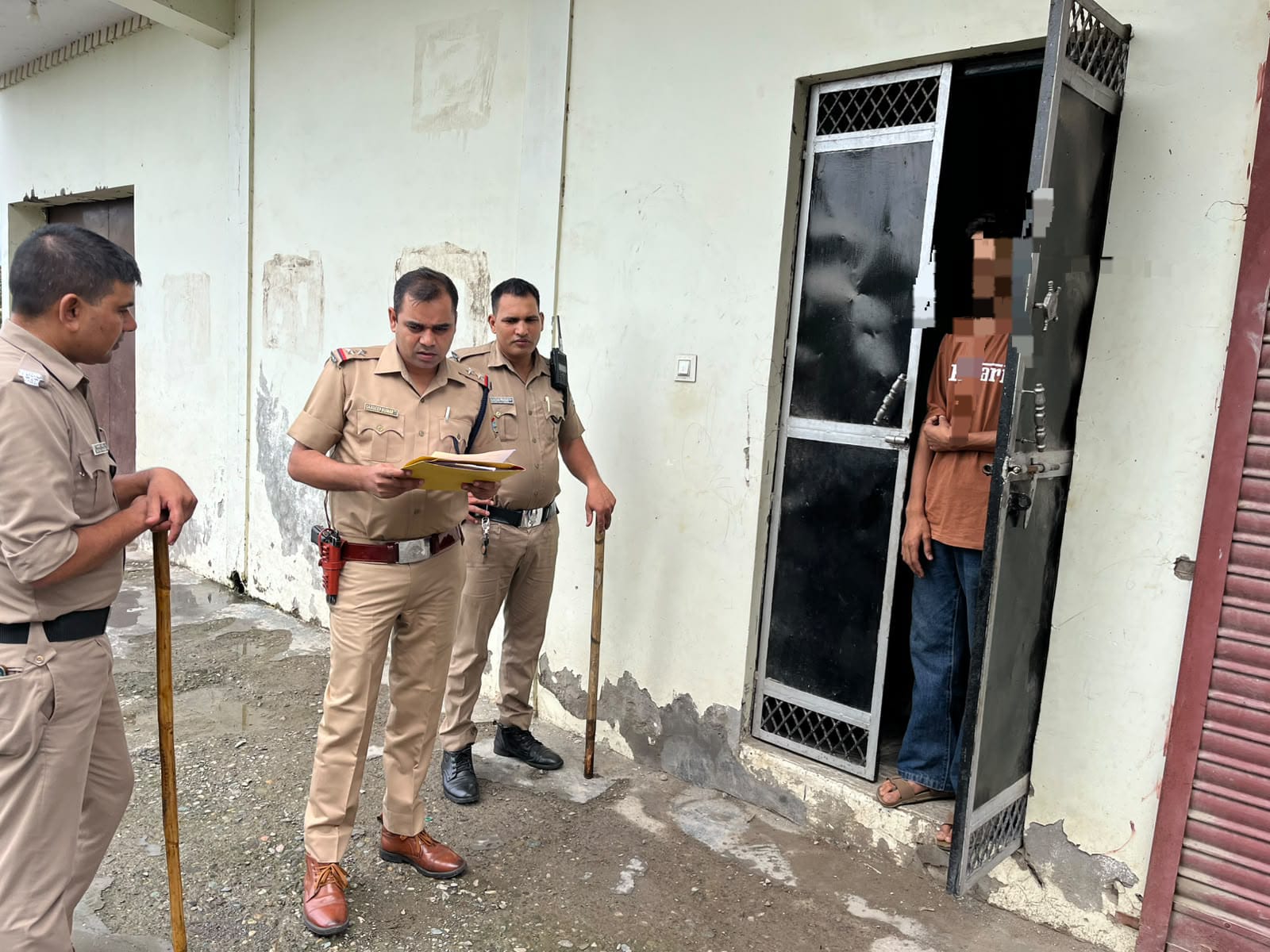 जानलेवा हमले के फरार आरोपी के घर पहुंची दून पुलिस, ढोल-नगाड़ों के साथ हुई मुनादी
