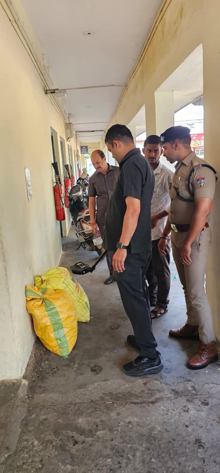 बम स्क्वाड ने बस अड्डे,रेलवे स्टेशन व घाटो पर की चेकिंग