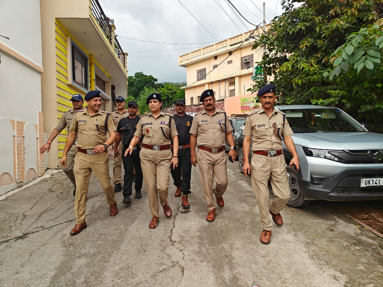 बारिश बनी चुनौती, लेकिन नहीं रुका सेवा का संकल्प एसएसपी श्वेता चौबे ने लिया  कांवड़ यात्रा का जायजा