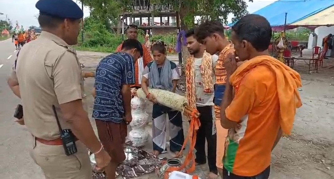 युवक का हाथ लगने से खंडित हुई कांवड़िये की डाक, पुलिस ने वापिस गंगाजल भरवाकर कांवड़िये को किया रवाना