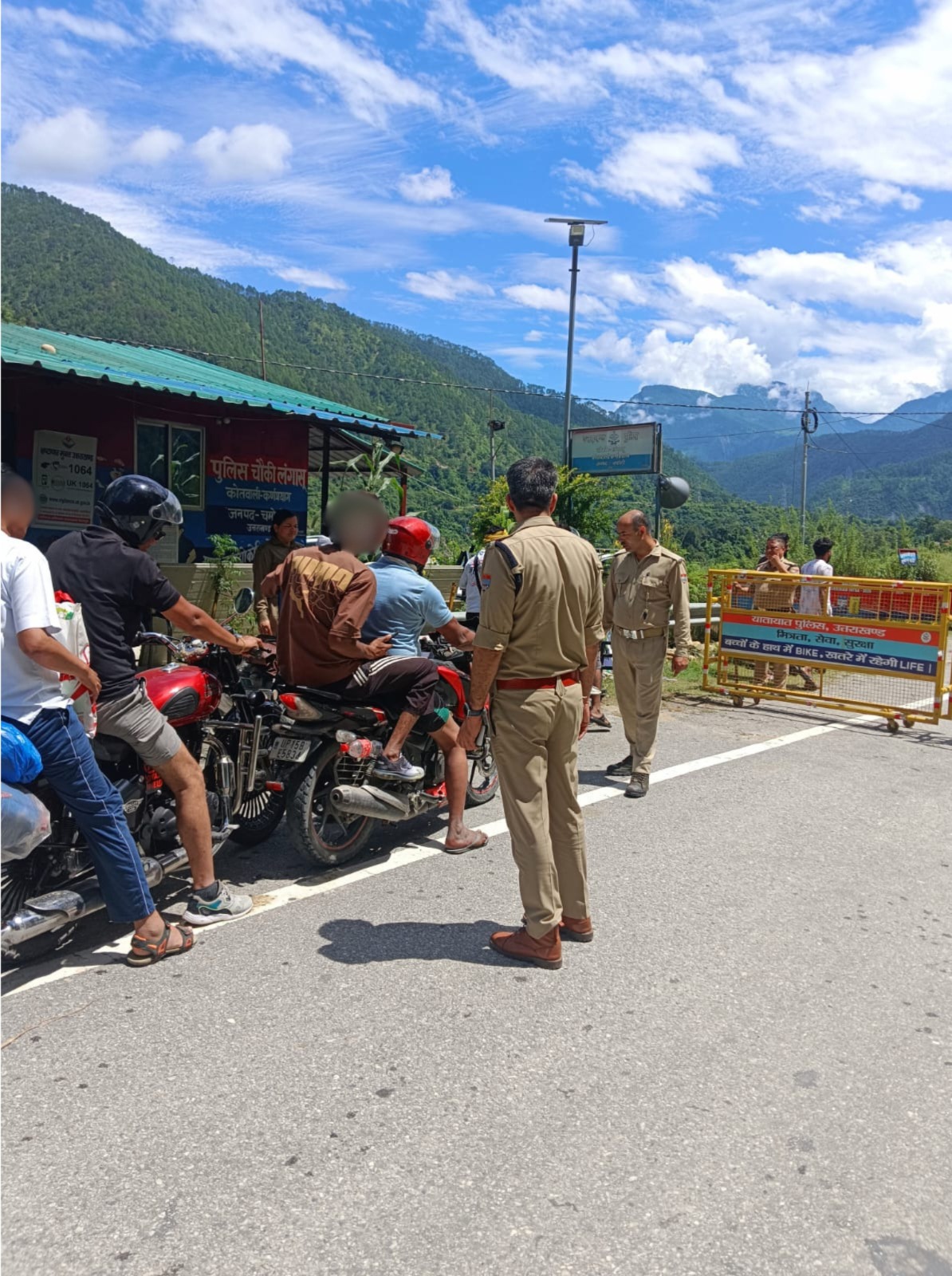 आस्था के साथ अनुशासन भी जरूरी, चमोली पुलिस का यातायात नियम तोड़ने वालों पर शिकंजा
