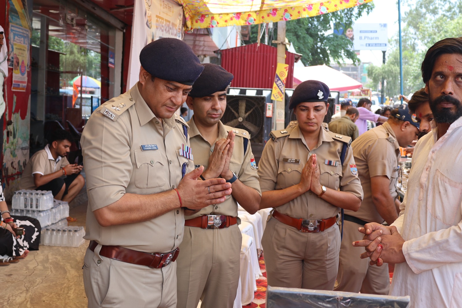 कप्तान ने किया कांवड़ मेला ड्यूटी का भ्रमण, कांवड़ियों को फूल माला पहना किया स्वागत