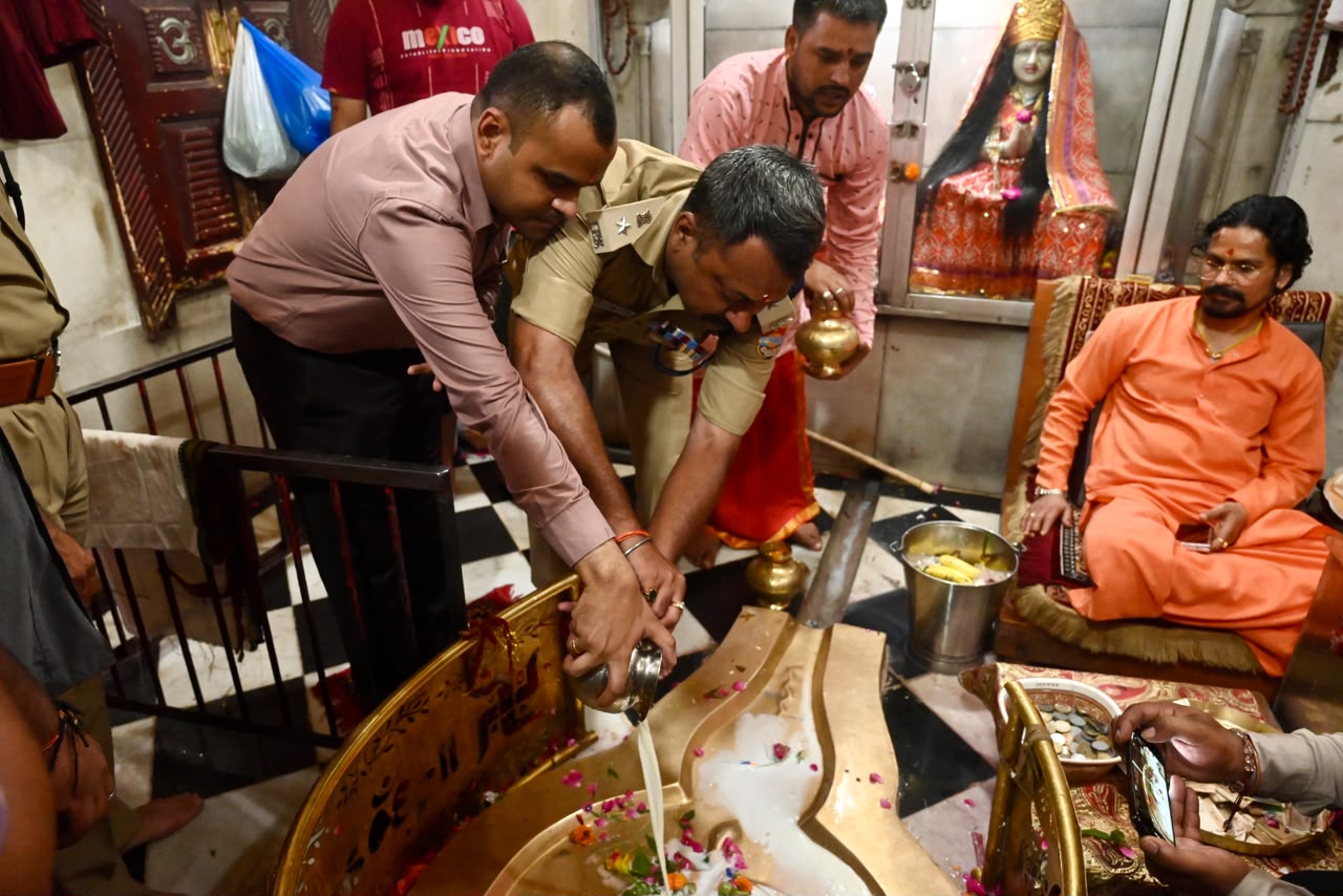 डीएम व कप्तान ने महाशिवरात्रि पर किया भगवान भोले का जलाभिषेक