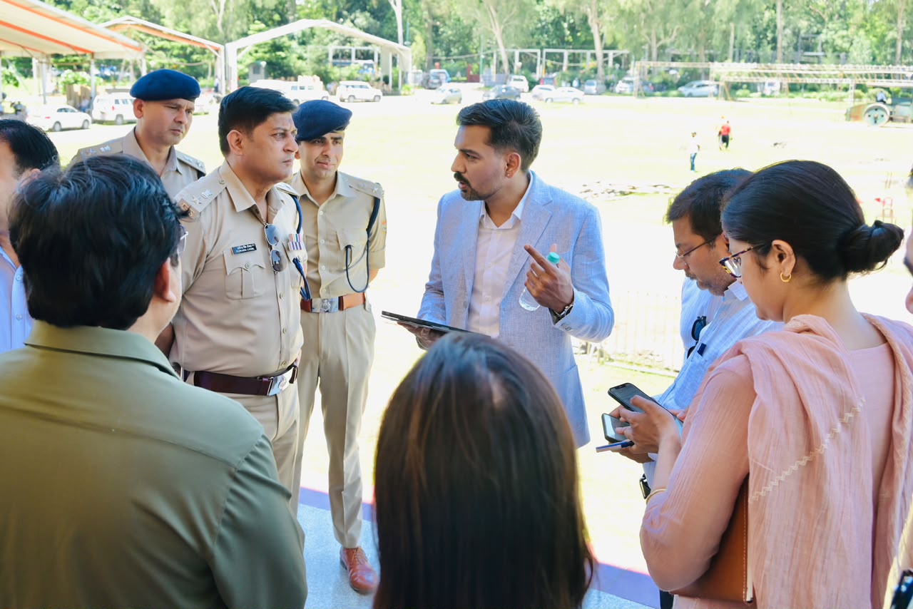 डीएम व कप्तान ने लिया परेड मैदान में स्वतंत्रता दिवस की अंतिम तैयारियां का जायज़ा