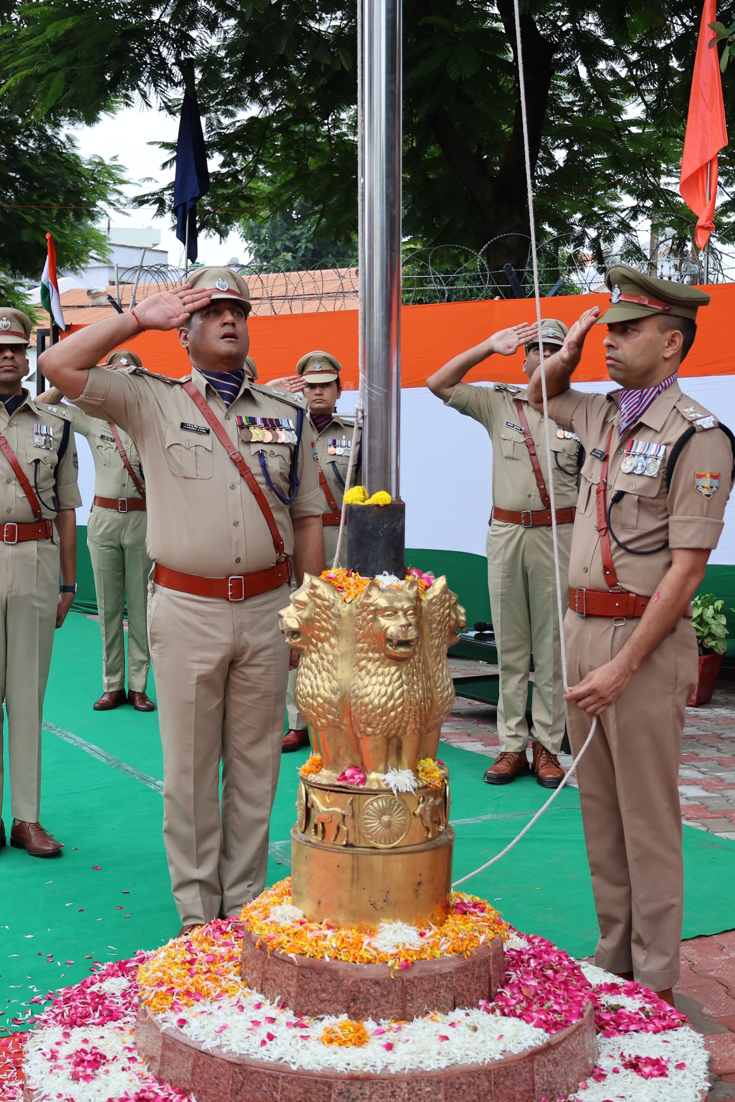 कप्तान प्रमेन्द्र डोबाल ने स्वतंत्रता दिवस पर किया ध्वजारोहण