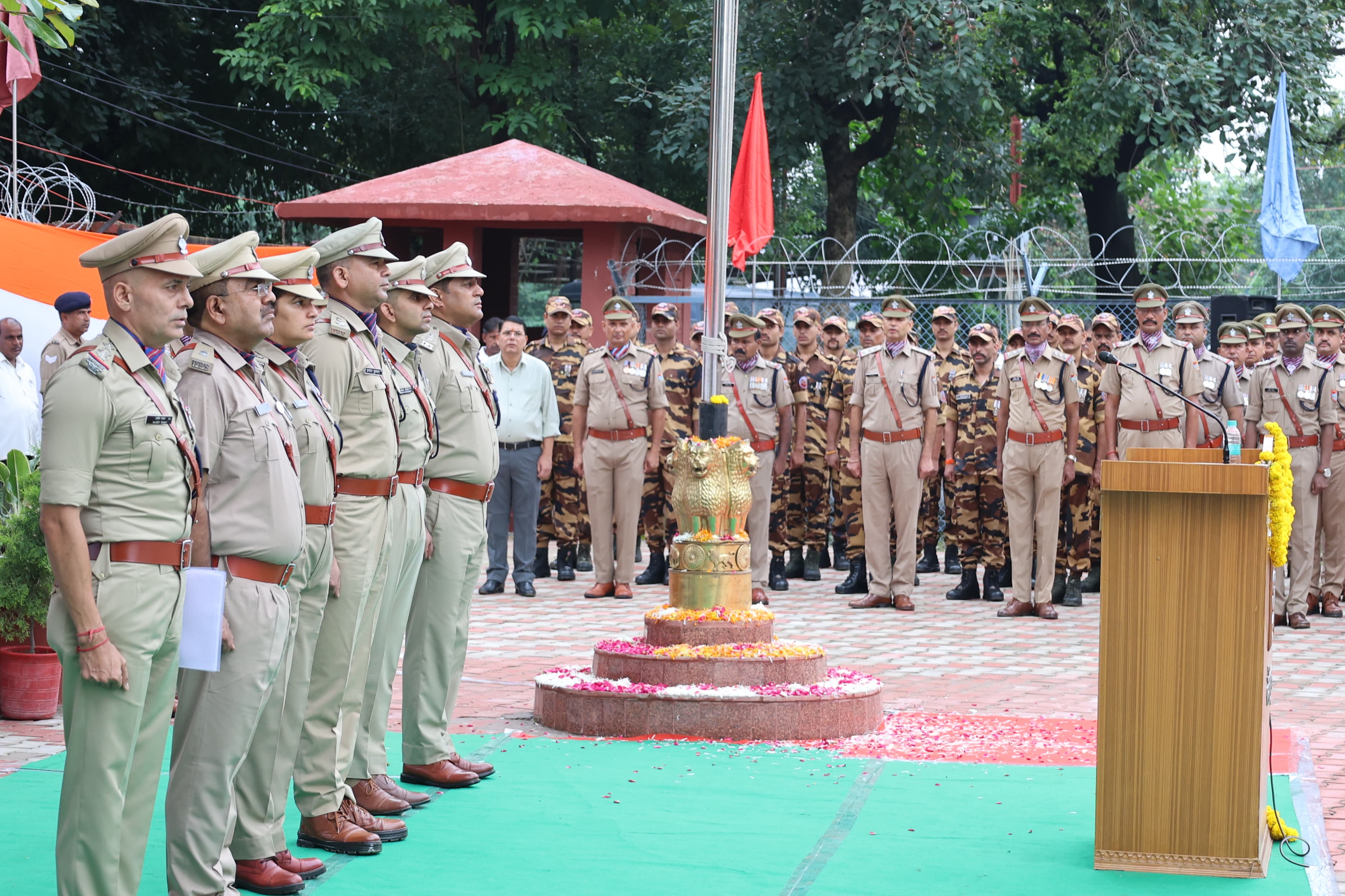 कप्तान प्रमेन्द्र डोबाल ने स्वतंत्रता दिवस पर किया ध्वजारोहण
