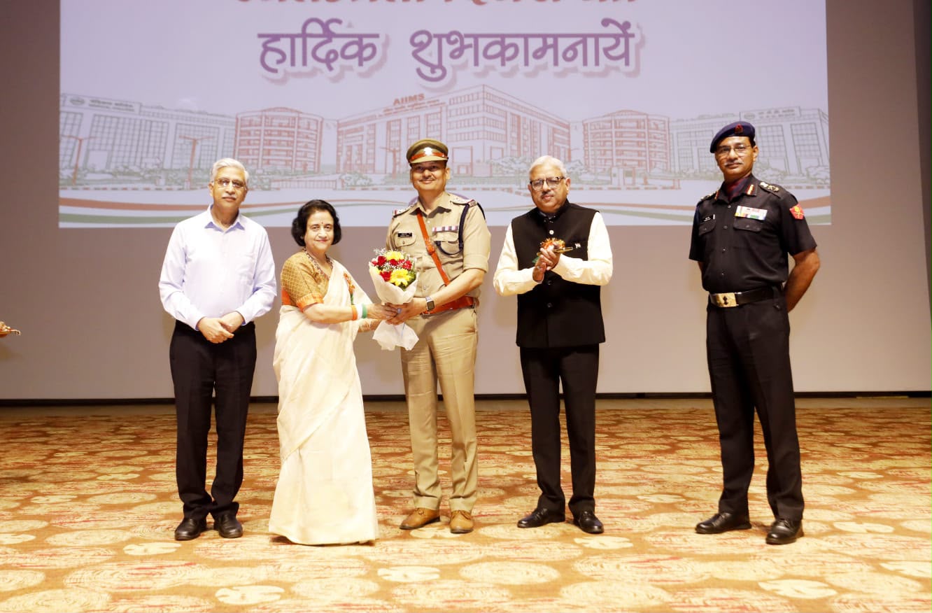 एम्स निदेशक ने ऋषिकेश कोतवाली प्रभारी व उनकी टीम को किया सम्मानित