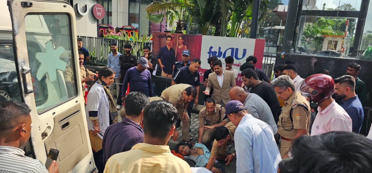पासपोर्ट बनवाने के इंतजार में बैठे व्यक्ति पर दीवार, पुलिस व स्थानियो ने सुरक्षित निकाला बाहर

