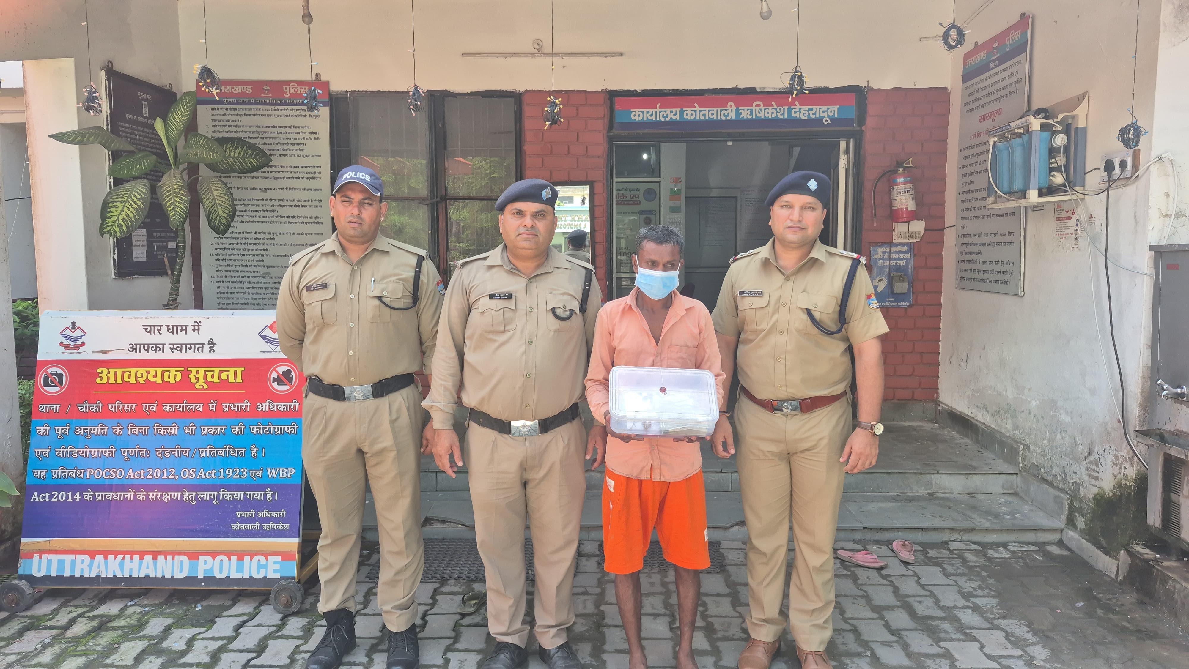 केले खरीदने के दौरान ठेले वाले ने ही महिला के बैग से उड़ाया गहने व नकदी का पर्स, गिरफ्तार