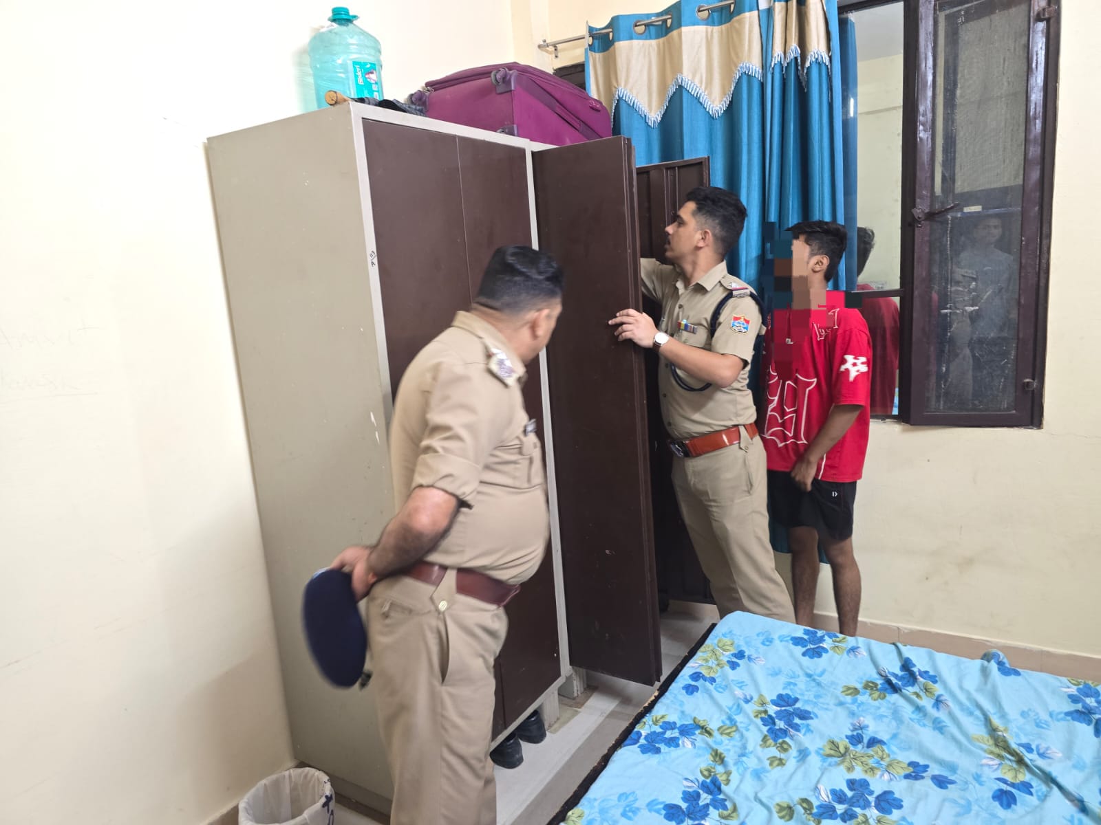 शनिवार देर रात दून पुलिस ने पटेलनगर-प्रेमनगर के हॉस्टल, पीजी में की चेकिंग