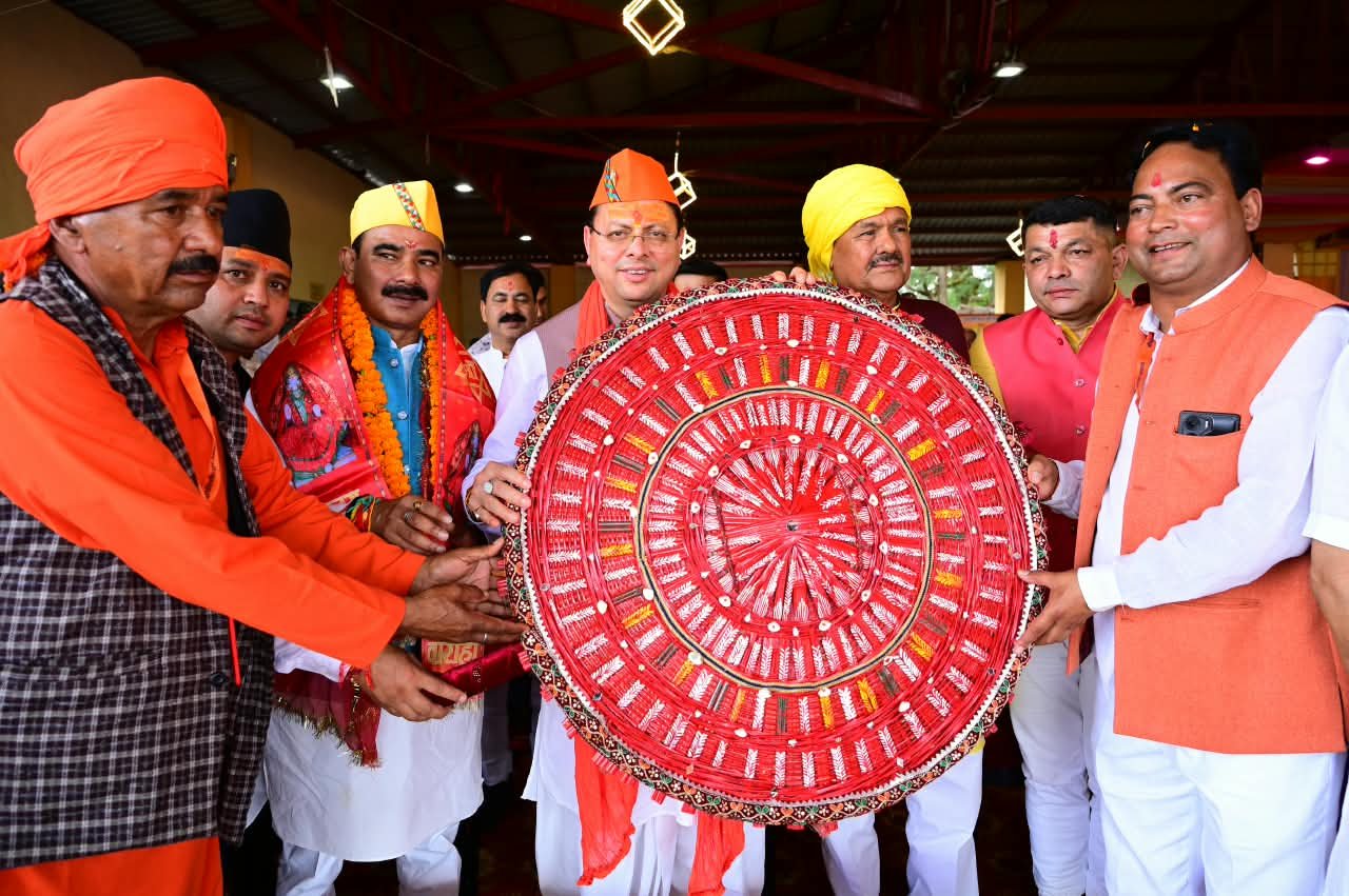 सीएम धामी ने माँ वाराही देवी मंदिर में लगाई उपस्थिति, बच्चो ने सीएम की कलाई पर बांधी राखी