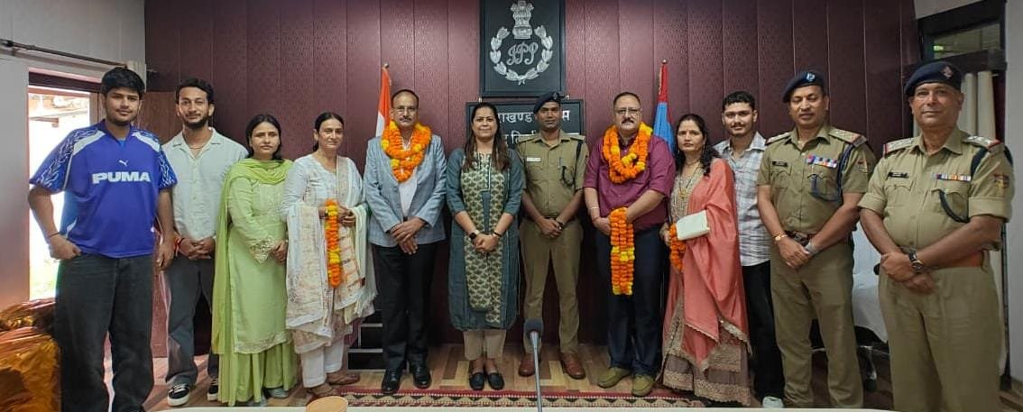 टिहरी पुलिस के दो अधिकारियों को भावभीनी विदाई, सेवानिवृत्ति पर एसएसपी श्वेता चौबे ने किया सम्मानित*
