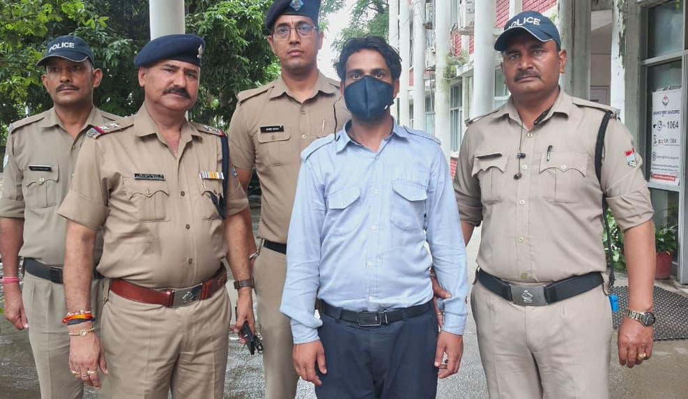सैलरी न मिलने से गुस्साये नौकर ने ही दबाया था मालकिन का मुंह, गिरफ्तार