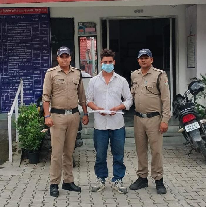 बैंक का शटर तोड़ चोरी करते युवक को पुलिस ने रंगे हाथों किया गिरफ्तार