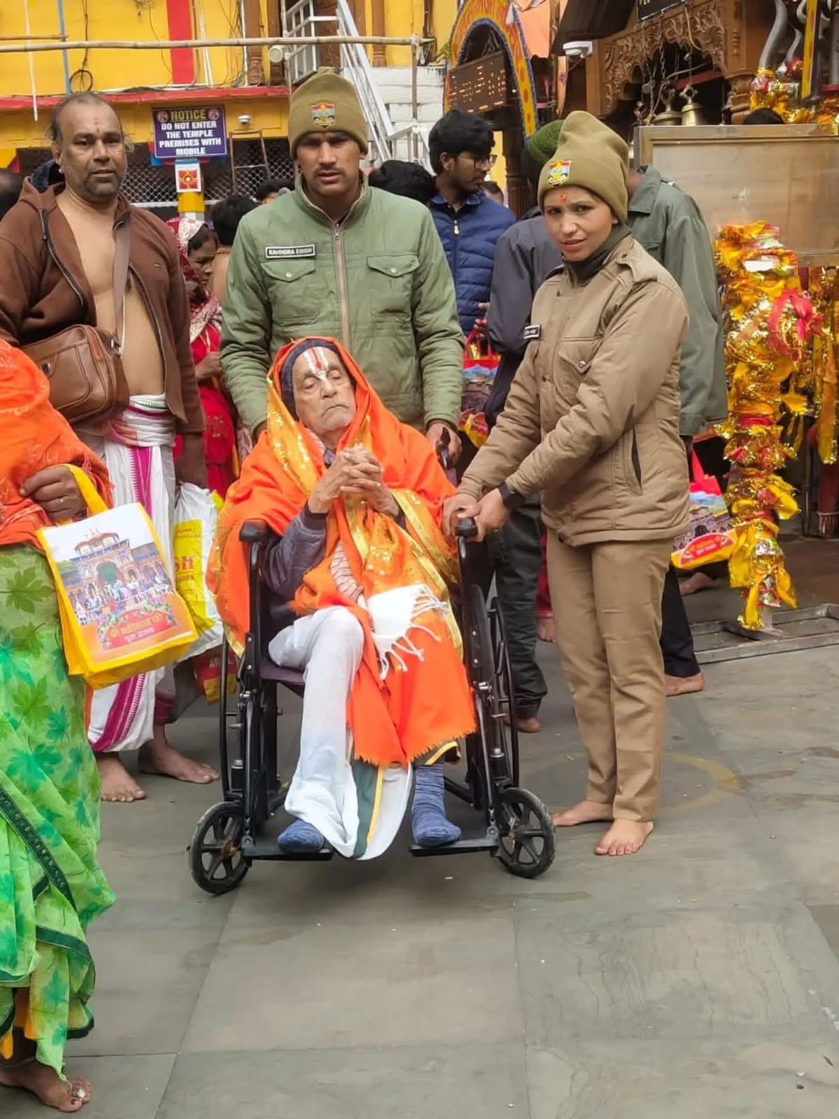*दर्शन की चाह थी, चलने में मजबूरी थी… जवान बने सहारा*
