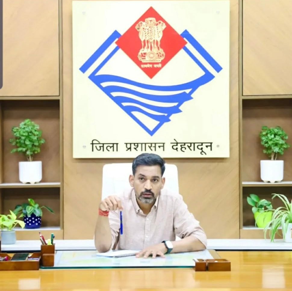 आर्थिक परेशानी व परिवार की प्रताड़ना के चलते शिक्षा से वंचित युवक को डीएम की कोशिशों से मिली शिक्षा की राह