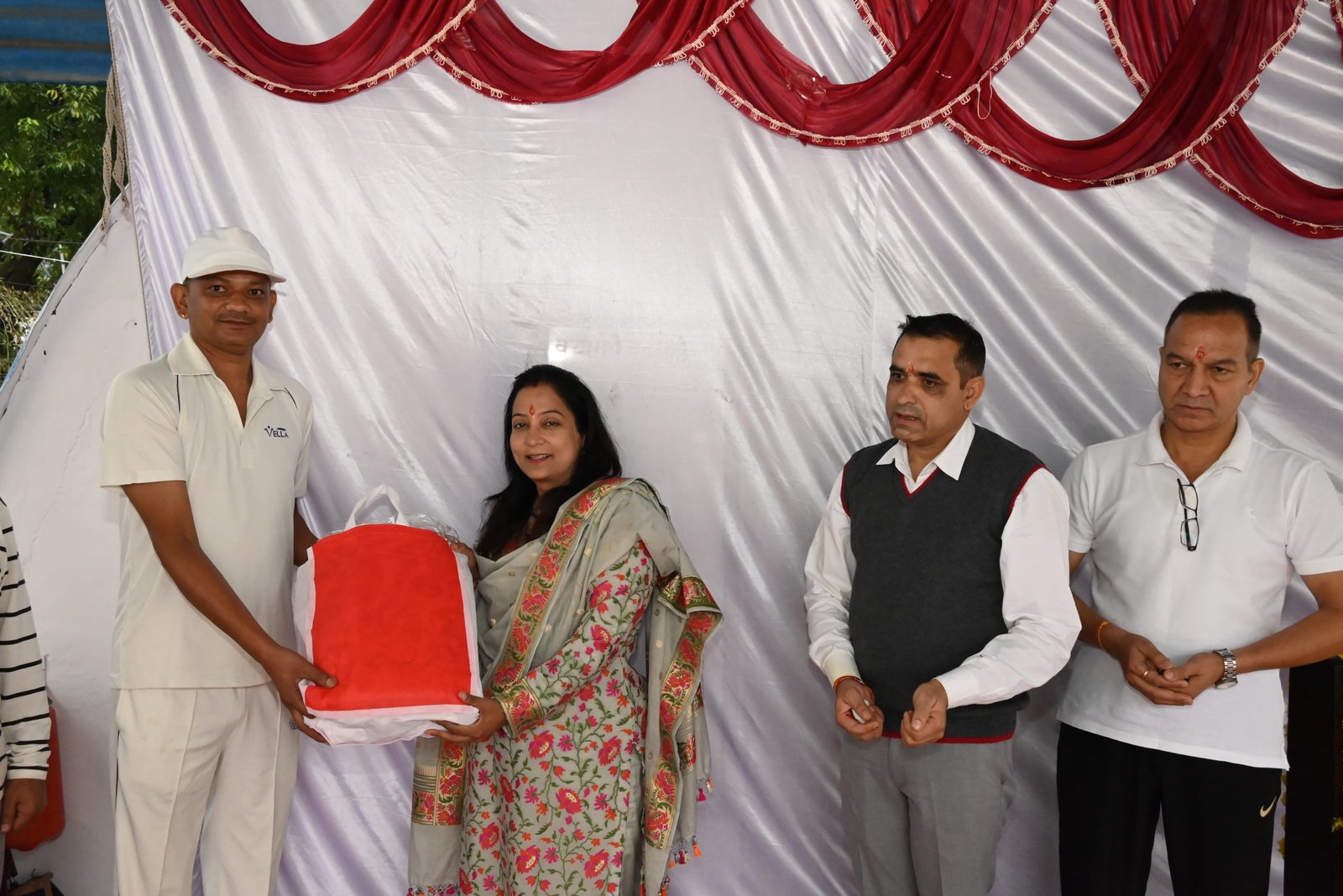 विश्वकर्मा जयंती पर उत्तरकाशी पुलिस ने की शस्त्र और मशीनरी की पूजा