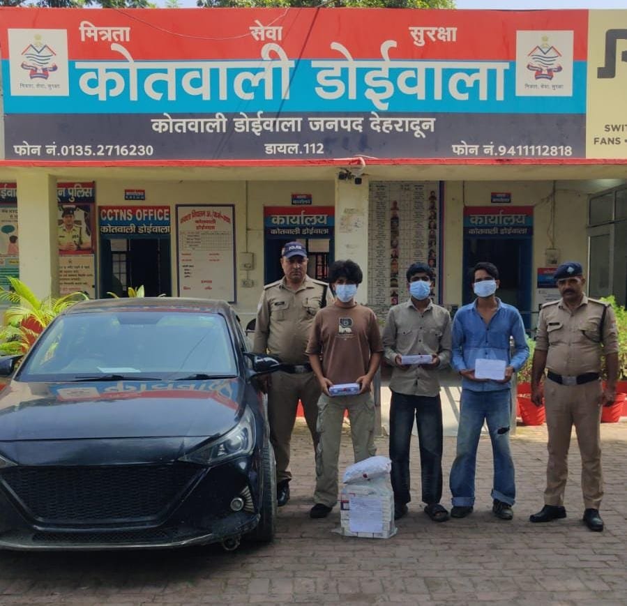 मोबाईल शॉप का ताला तोड़कर मोबाइल फ़ोन चोरी करने वाले नशेड़ी कैफ़े चालक आए दून पुलिस की गिरफ्त में*