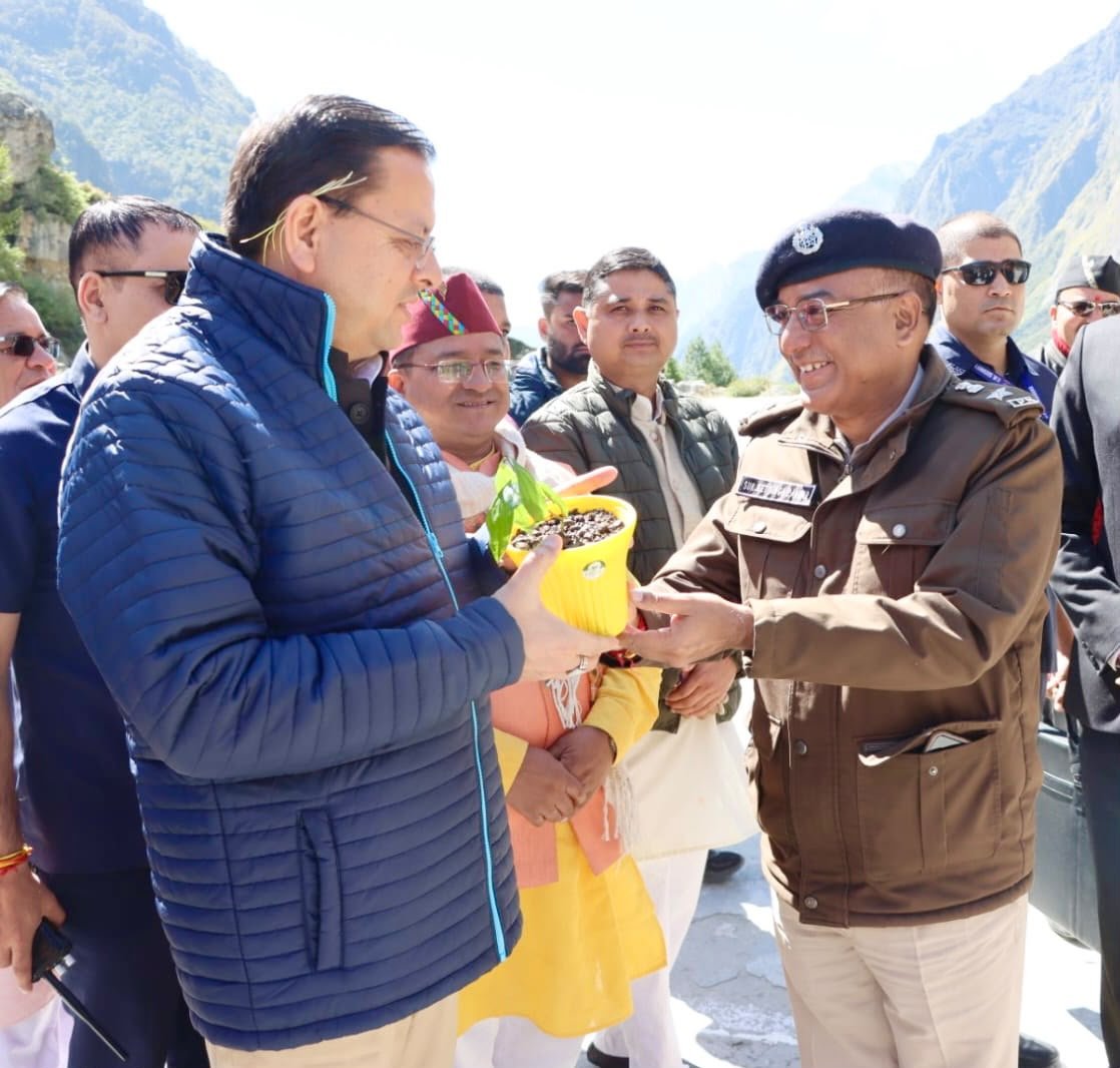 बदरीनाथ में देवभूमि सांस्कृतिक महोत्सव में शामिल हुए मुख्यमंत्री धामी, नंदा देवी मंदिर में की पूजा