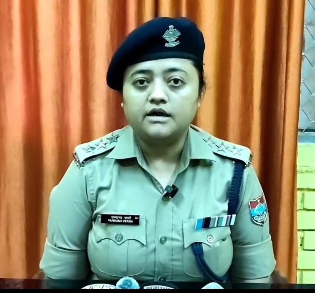 महिला को जबरन कार में बैठाने का प्रयास करने वाले फरार आरोपियों की तलाश में जुटी पुलिस