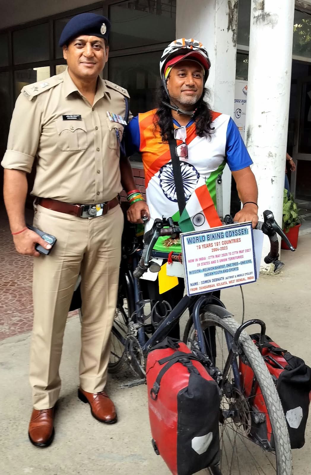 “रीयूनियन भारत, वन ट्री“ जागरूकता अभियान चला रहे  साइक्लिस्ट सोमेन देवनाथ द्वारा एसएसपी दून से की शिष्टाचार भेंट