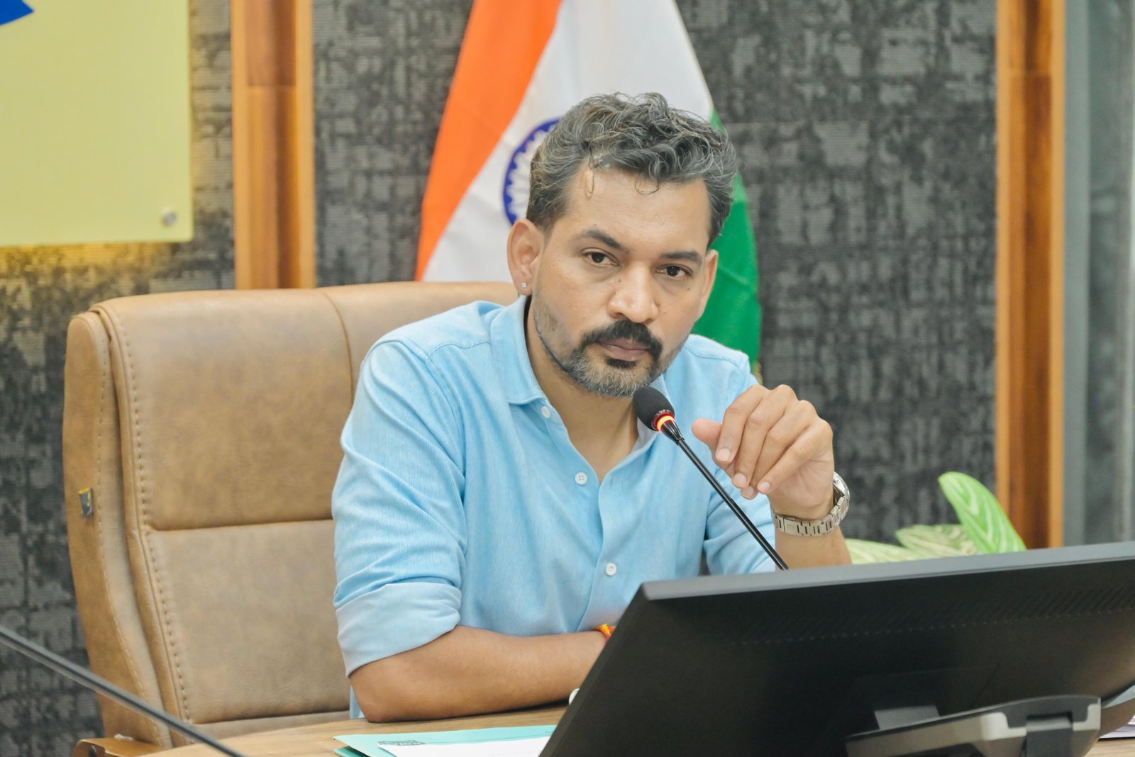 पार्किंग स्थलों की पहचान के निर्देश, कूड़ा निस्तारण और नशामुक्ति अभियान की भी समीक्षा*