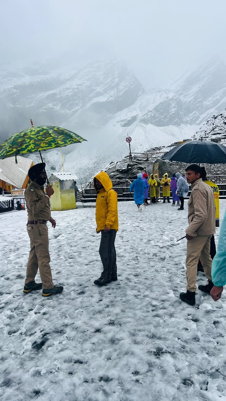 हेमकुंड साहिब में भारी बर्फबारी, घांघरिया चौकी प्रभारी जवानो संग बर्फ हटाने में जुटे
