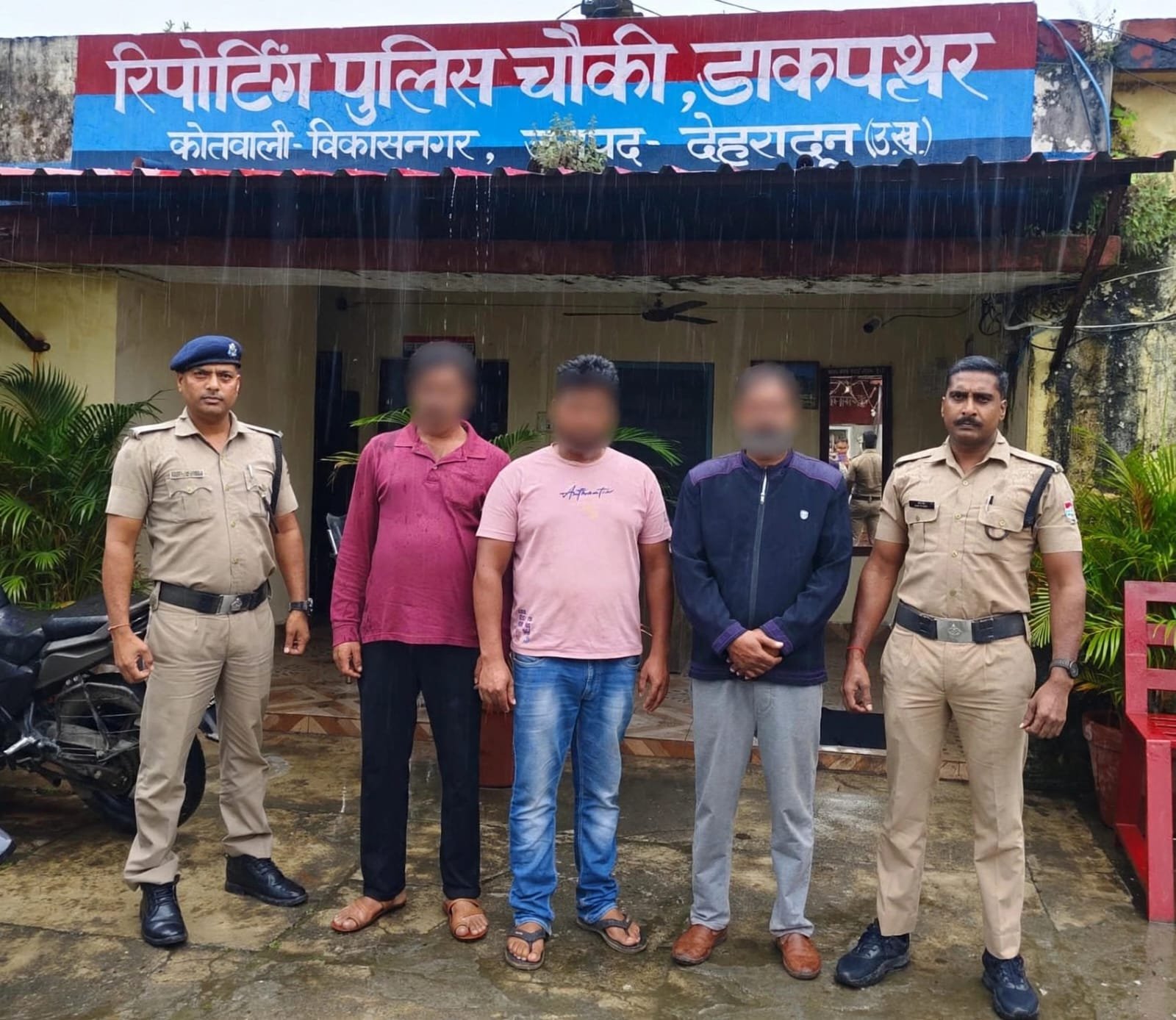 बिन लाइसेंस मांस बेचते 3 दुकान संचालक को पुलिस ने लिया हिरासत में