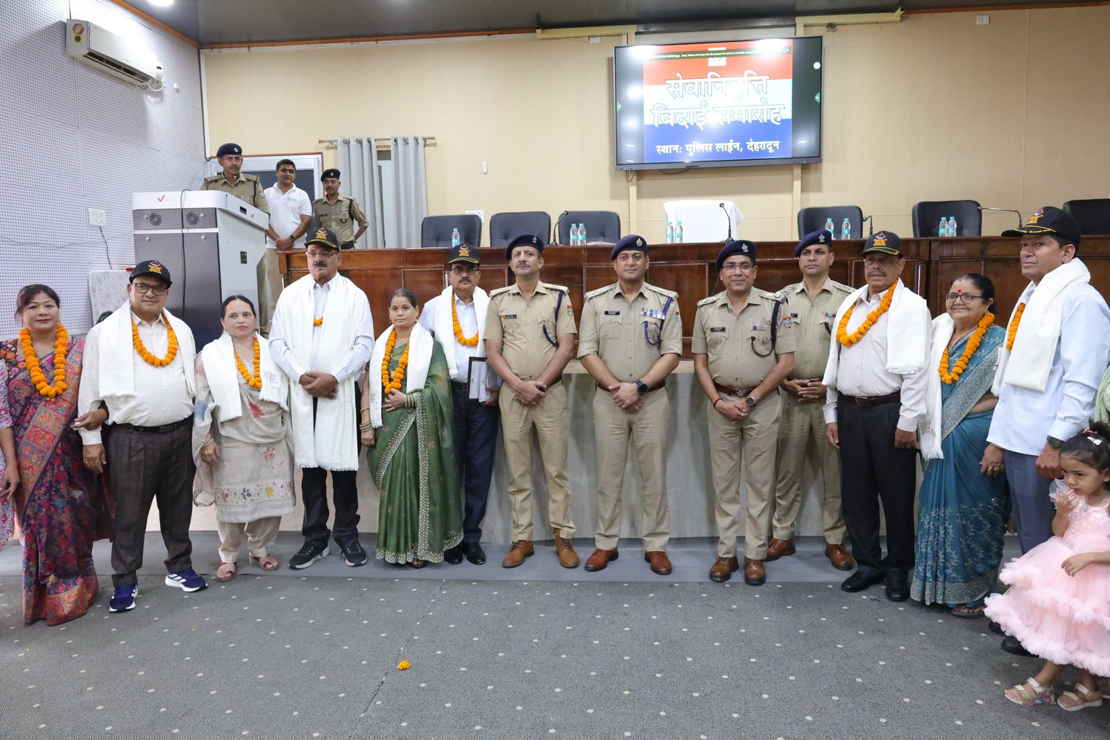 पुलिस लाईन ने दून पुलिस ने दी सेवानिवृत्त कर्मियों को यादगार विदाई