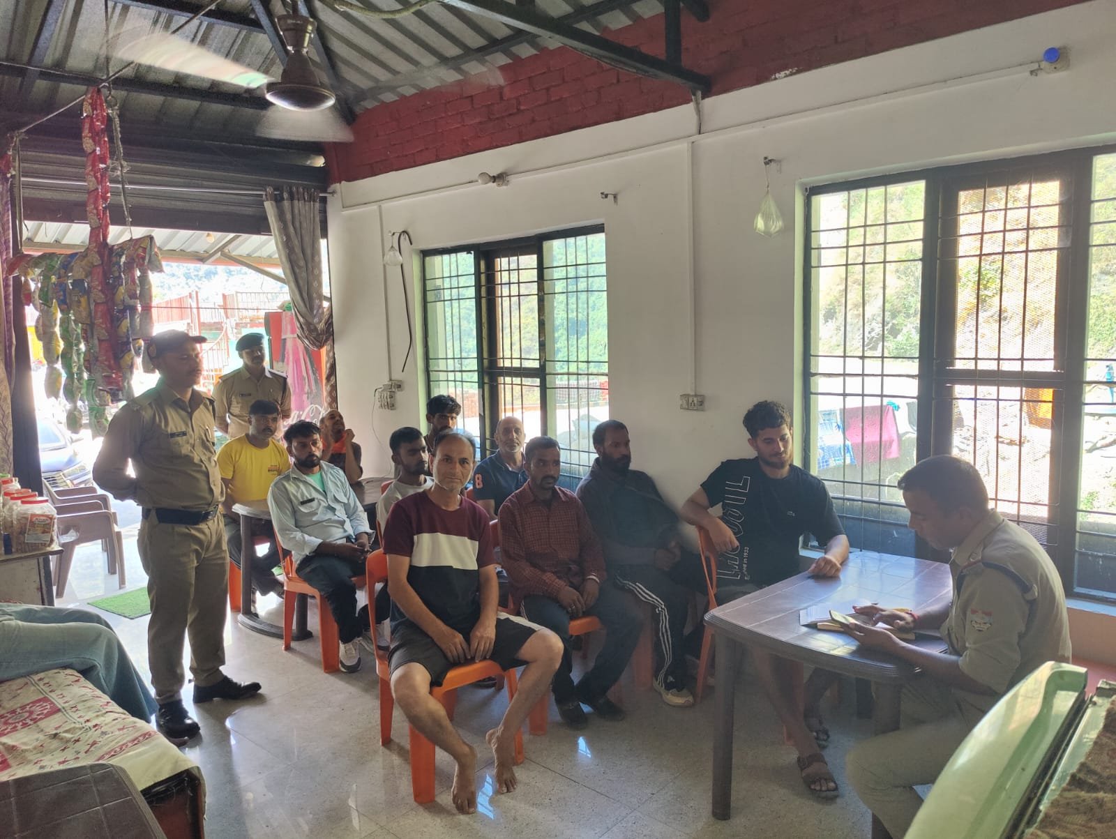 नए कानूनों और साइबर सुरक्षा को लेकर ग्रामीणों को टिहरी पुलिस ने किया जागरूक