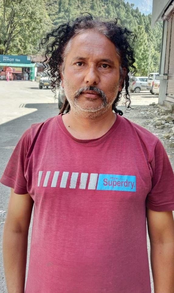 गांव खाली, लेकिन पहरा जारी… अमर सिंह निभा रहे ग्राम प्रहरी की जिम्मेदारी
