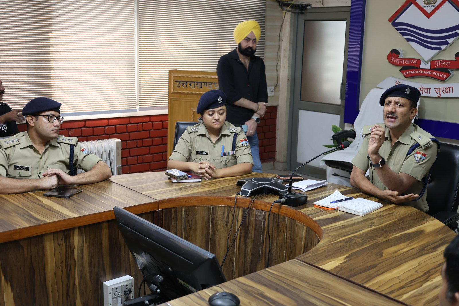 आगामी त्योहारों में सुरक्षा के दृष्टिगत जवेर्ल्स को एसपी सिटी ने दिया सायरन लिहाज व पैनिक बटन लगाने के निर्देश