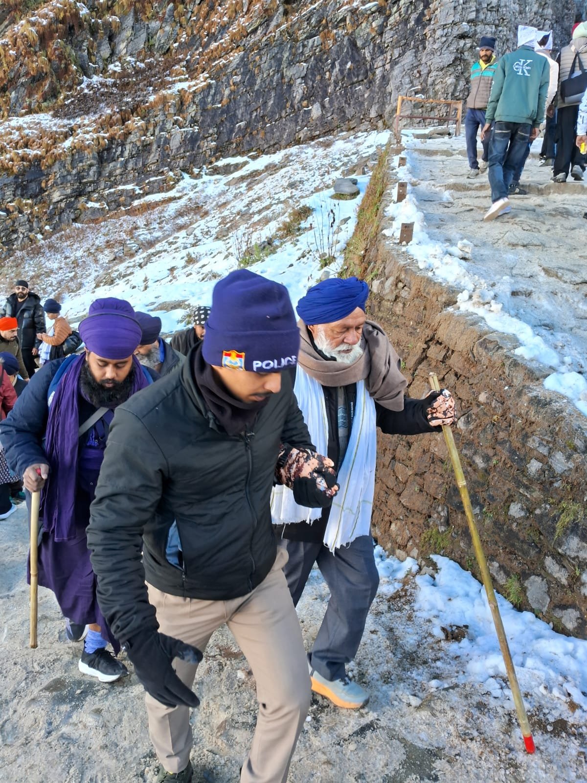 बर्फीले रास्तों पर चमोली पुलिस का मानवीय चेहरा, पाकिस्तान से आए सिख श्रद्धालुओं को भी दिया सहारा