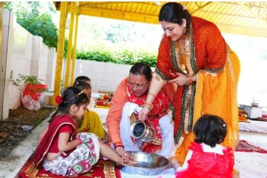 महानवमी पर मुख्यमंत्री धामी ने किया कन्या पूजन, प्रदेश की सुख-समृद्धि की कामना