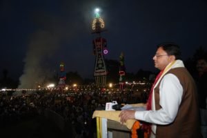 दशहरा महोत्सव में शामिल हुए मुख्यमंत्री धामी, बोले—सत्य और धर्म की हमेशा होती है जीत