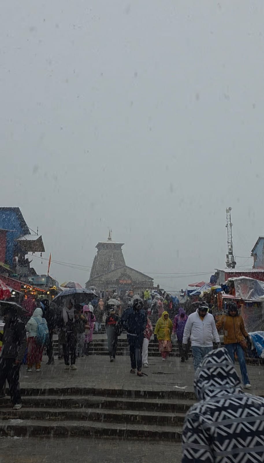 केदारनाथ धाम में भारी बर्फबारी, श्रद्धालुओं की सुरक्षा के लिए रुद्रप्रयाग पुलिस मुस्तैद
