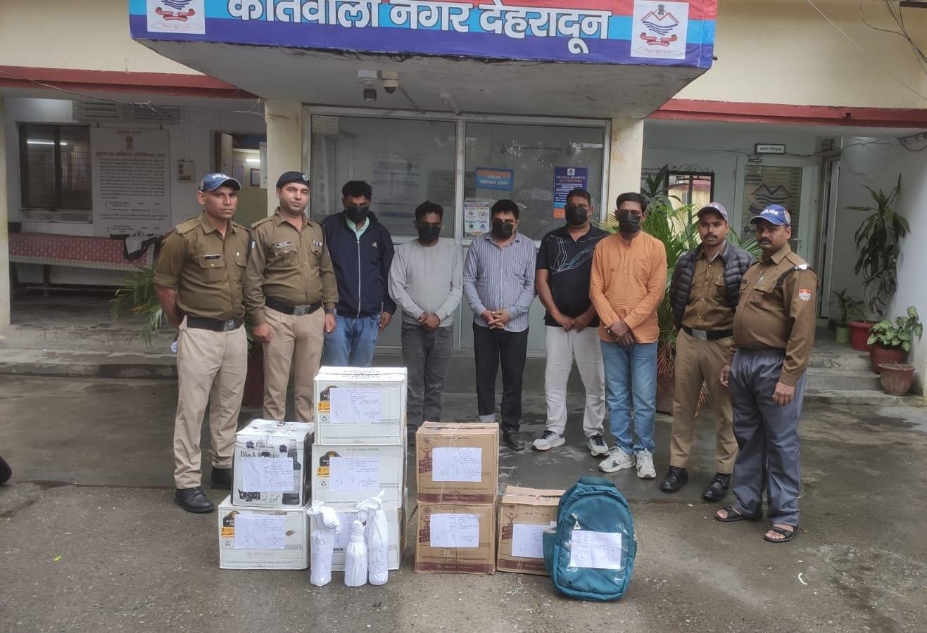 अवैध शराब की तस्करी में लिप्त 05 अभियुक्तों को पुलिस ने किया गिरफ्तार